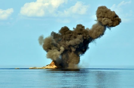 Kiểm tra bắn đạn thật, ném bom trên biển của máy bay