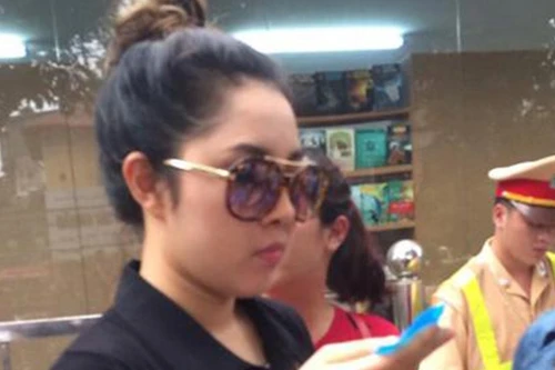 Vội chạy “show” “quên” mũ bảo hiểm, Bảo Trâm Idol bị 141 tuýt còi xử lý