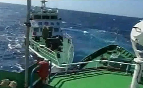 Tàu Trung Quốc mở họng súng đen ngòm, lao thẳng vào tàu Kiểm ngư Việt Nam