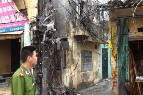 Hà Nội: Cột điện cháy rụi suýt thiêu nhà dân 