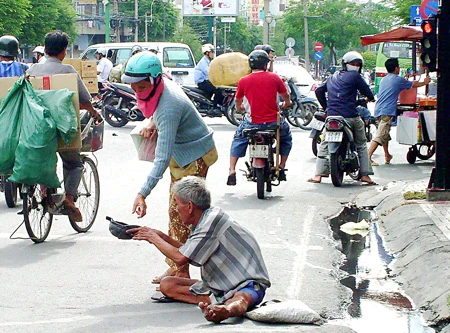 Cho tiền người ăn xin - tiếp tay cho người lười nhác?