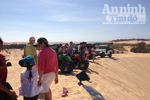 Phấn khích với trò cảm giác mạnh phi mô tô, ô tô trên những "đường cong"