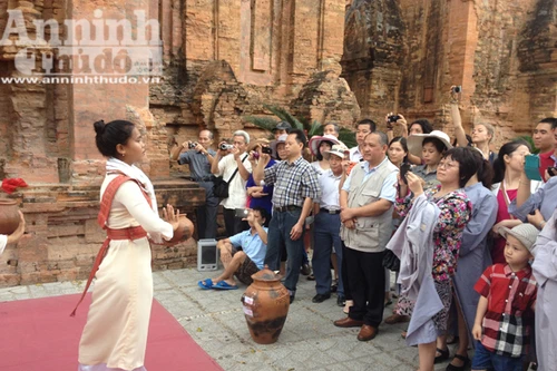 "Giáp mặt" các vị thần huyền bí ở Tháp Bà Poh Naga