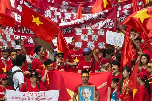 Người Việt tại Hong Kong viết thư bằng máu, biểu tình phản đối Trung Quốc