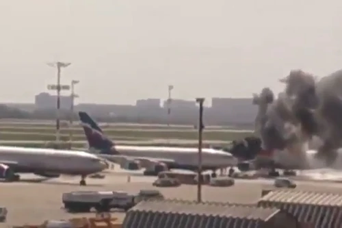 Máy bay Nga bốc cháy nghi ngút ngay tại sân bay quốc tế ở Thủ đô Matxcơva