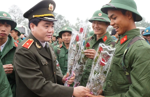 Giám đốc CATP Hà Nội động viên tân binh lên đường nhập ngũ