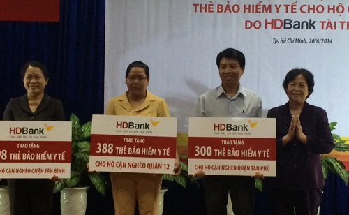 Trao tặng 1.186 thẻ BHYT cho bà con hộ cận nghèo