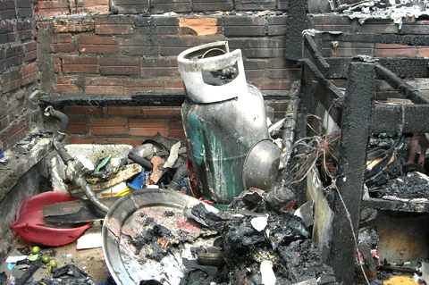 Hà Nội: Bình gas cháy nổ như bom thổi bay quán bia hơi, 4 người bị thương