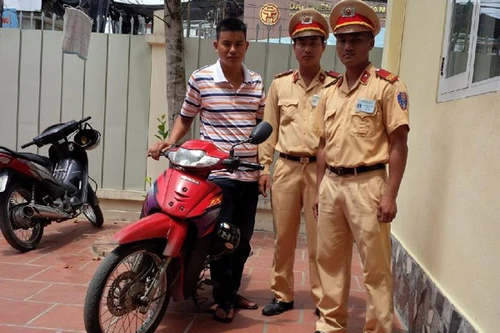 Thấy CSGT kiểm tra, chủ xe chạy tới tố bị mất cắp