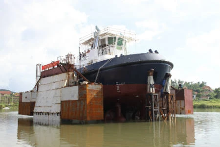 Hạ thủy thành công tàu kéo xuất khẩu có tuyến hình phức tạp