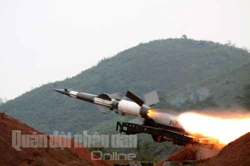 Bắn nghiệm thu tên lửa cải tiến: Tên lửa xé trời tìm diệt mục tiêu