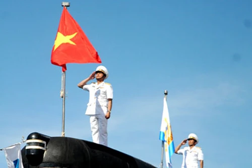 Cờ Tổ quốc tung bay trên tàu ngầm HQ-182 Hà Nội và HQ-183 TP Hồ Chí Minh