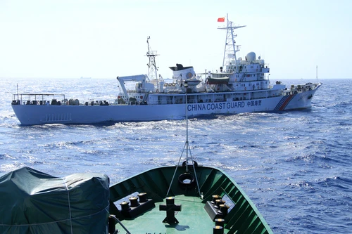 Hình ảnh từ hiện trường giàn khoan Haiyang Shiyou 981 với dày đặc tàu Trung Quốc