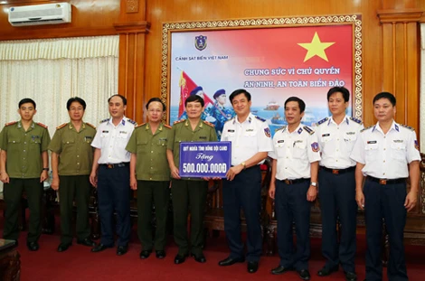 Bộ Công an trao tặng lực lượng Cảnh sát Biển, Kiểm ngư Việt Nam 1 tỷ đồng