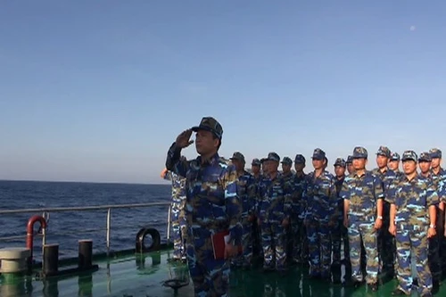 Thiêng liêng nghi lễ chào cờ Tổ quốc trên tàu CSB 8003