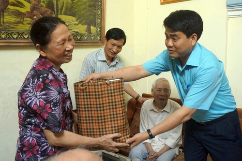 Thăm hỏi cựu cán bộ Công an Hà Nội chi viện chiến trường B – C – K