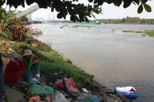 Người thân khóc cạn nước mắt bên thi thể bé trai vụ chìm tàu