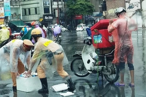 CSGT dầm mưa giúp dân gặp sự cố trên đường