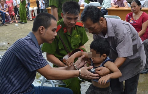 Chồng dùng dao giết vợ, vì vợ “ép” viết đơn ly hôn