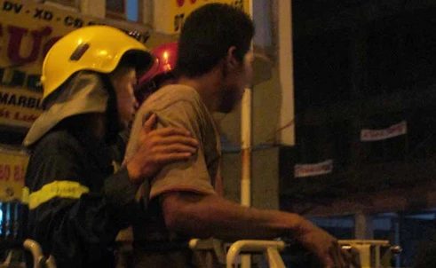 Leo lên sân thượng khách sạn la hét định nhảy xuống vì "ngáo đá"