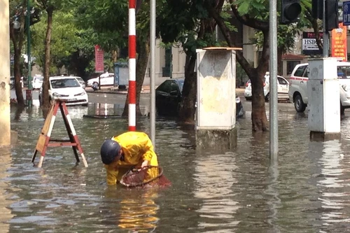 Giữa trưa nắng, mưa bỗng ngập trắng đường Thủ đô