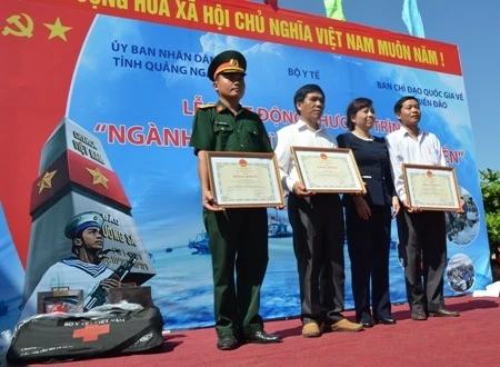 “Ngành y tế cùng ngư dân bám biển”, hướng về biển Đông