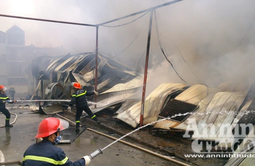 Đang cháy lớn tại cơ sở len sợi ở Vạn Phúc, Hà Đông