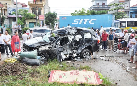 Xe khách mất lái lao đâm vào xe công vụ khiến 3 người chết, 1 người bị thương