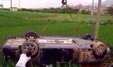 Rolls-Royce Phantom bay xuống ruộng lúa, tiếp đất bằng mái 