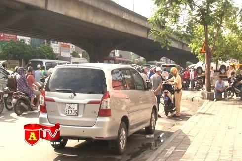 Lực lượng CSGT Hà Nội quyết liệt xử lý ô tô dừng, đỗ sai quy định