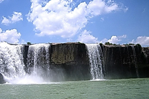 Mải mê chụp ảnh, một thanh niên rơi xuống thác, mất tích