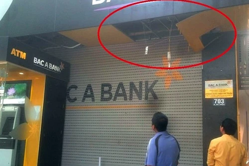 Trèo lên trần sửa cửa cuốn, bảo vệ một ngân hàng bị mắc kẹt, tử vong