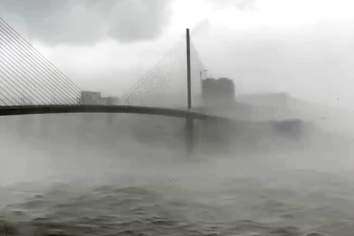 Bão Yagi quét qua gây cảnh tượng dữ dội dưới cầu Bãi Cháy