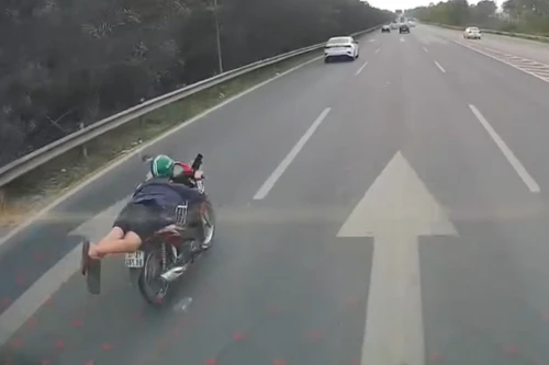 Lái xe máy 'diễn xiếc' trên Đại lộ Thăng Long bị triệu tập