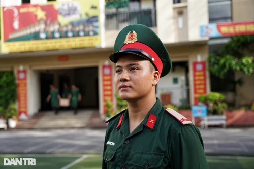 Người lính được chọn nâng linh cữu Tổng Bí thư: ‘Đó là vinh dự của tôi và gia đình’