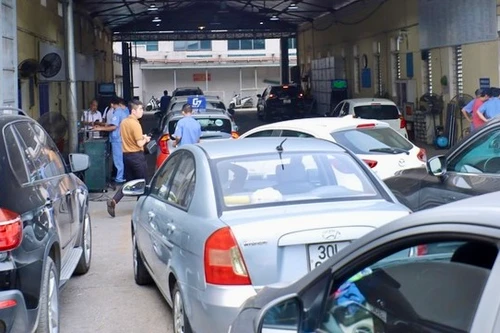 Nhiều trung tâm đăng kiểm ùn ứ, khách đặt lịch hẹn thành công qua app vẫn bị từ chối