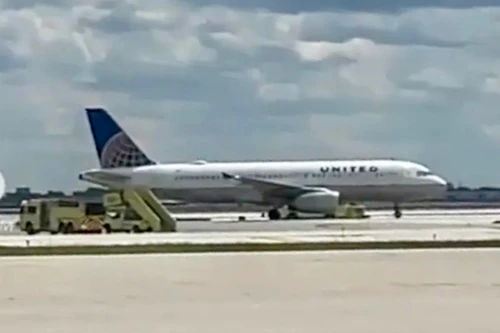 Cháy động cơ, máy bay chở 153 người phải hủy cất cánh 