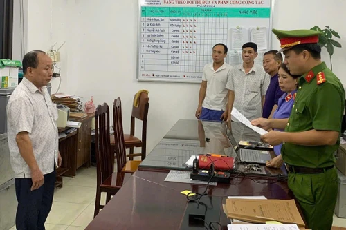 Bắt Giám đốc Văn phòng đăng ký đất đai huyện Lạc Sơn