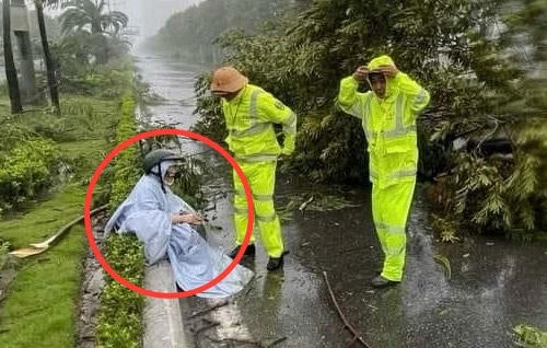 CGST cứu người bị cây đè trong bão