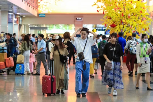 Tân Sơn Nhất lo tắc từ trên trời đến dưới đất vì đón 150.000 khách mỗi ngày