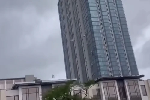 Cửa kính toà cao ốc ở Hạ Long tơi tả trong bão số 3