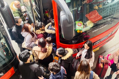 Bến xe ở Hà Nội nhộn nhịp trong ngày đầu năm mới
