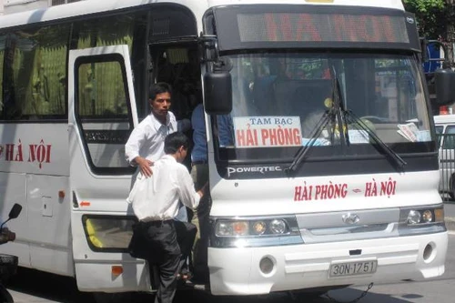 Xe nhiều khách ít, nhà xe “choảng nhau“