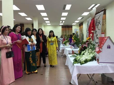 Những lẵng hoa đẹp, giàu ý nghĩa của Hội phụ nữ Công an Hà Nội