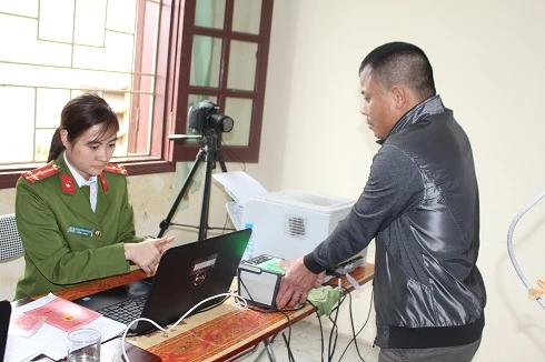 Cấp đổi căn cước công dân, sổ hộ khẩu cho nhân dân tận cơ sở