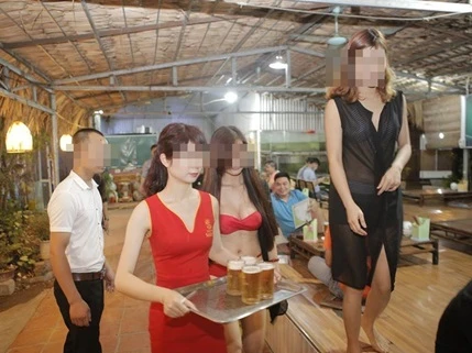 Nhà hàng để PG mặc bikini tiếp khách nói gì? 