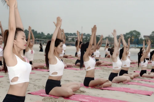 Thí sinh "Hoa hậu Biển" tập Yoga để giải tỏa "stress"