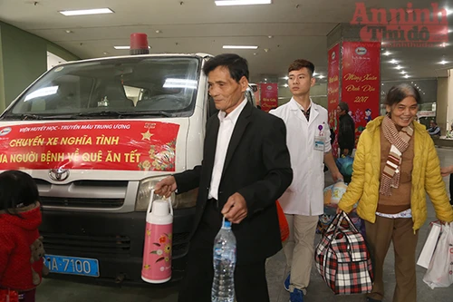 Những chuyến xe nghĩa tình đưa bệnh nhân nghèo về quê ăn Tết