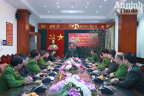 Giám đốc CATP Hà Nội thăm, chúc Tết cán bộ chiến sĩ Công an quận Đống Đa