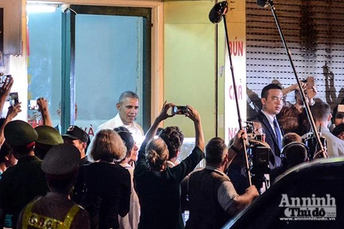 Tổng thống Mỹ ăn bún chả trên phố Lê Văn Hưu, Hà Nội